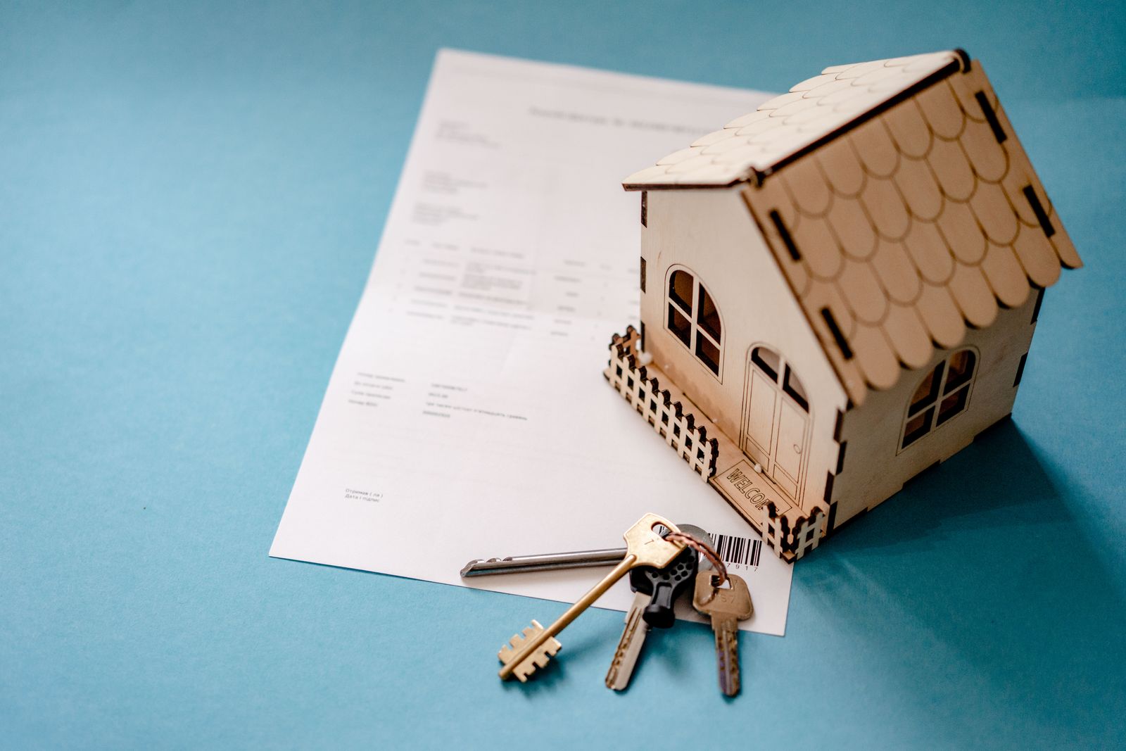 Photo: Atlantic Ambience / Pexels A model house beside keys and a signed contract